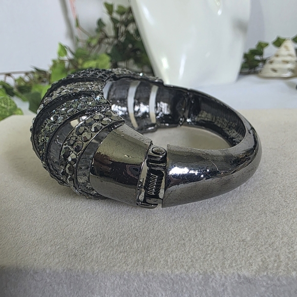 Vintahe Oxidized Silver Crystal Dome Clamper Hinge Bracelet - Picture 6 of 11